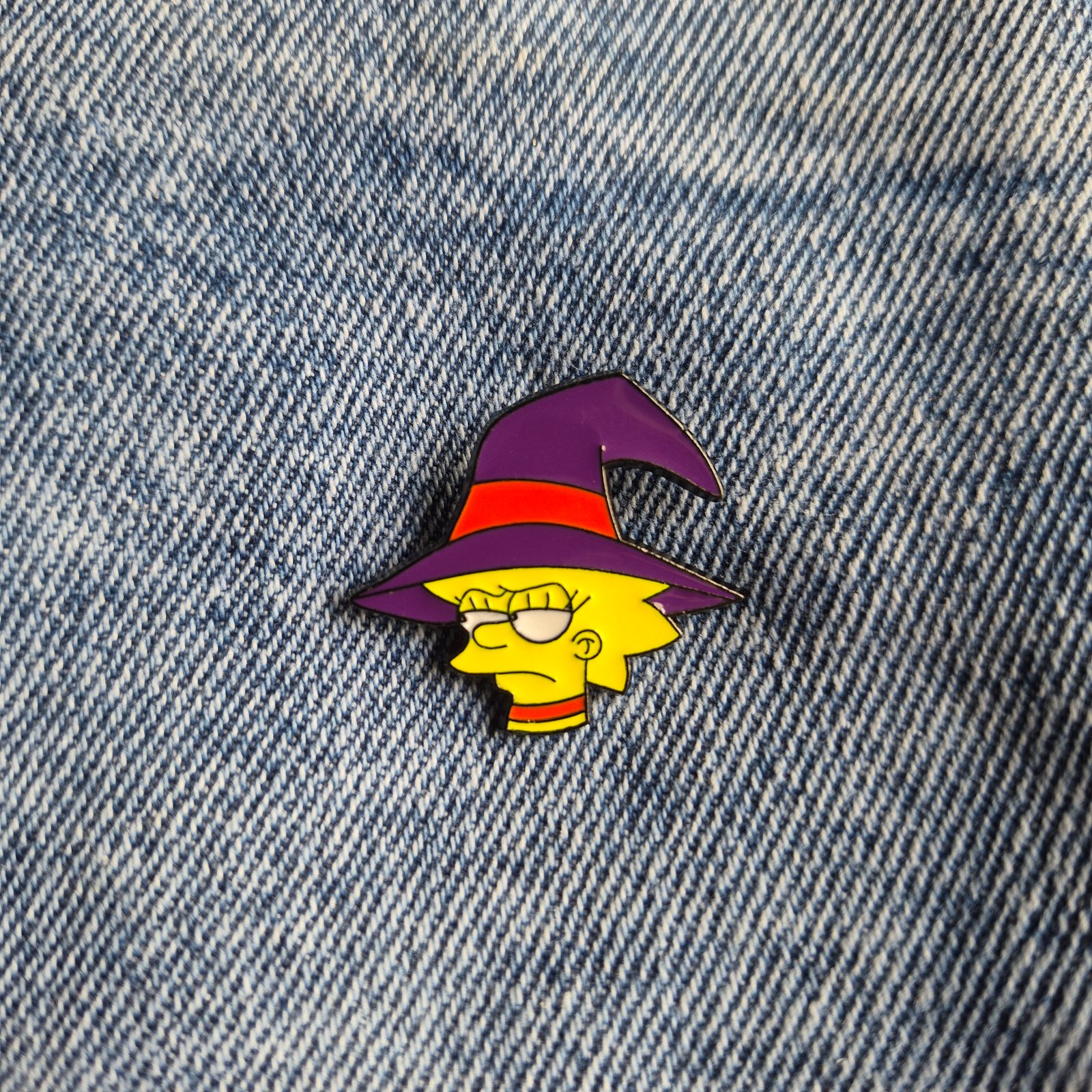 Pin Lisa Bruja